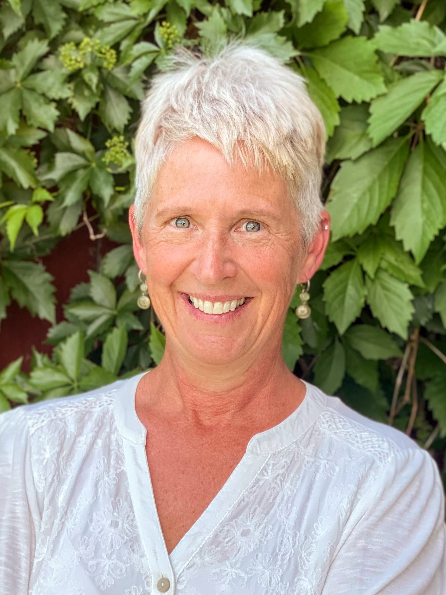 Portrait of Stephanie, licensed therapist and coach